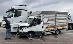Nevşehir'de tırla çarpışan kamyonetteki 2 kişi yaralandı