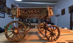 Osmanlı döneminin yaylı at arabası talikanın minyatürü, naht ve tezhip motifleriyle süslendi