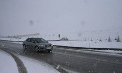 Tokat-Sivas kara yolunda kar yağışı etkili oluyor