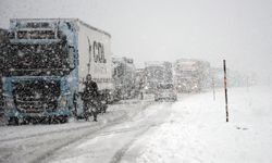 Yoğun kar nedeniyle Kars-Erzurum kara yolunda ulaşım kontrollü sağlanıyor