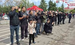 23 Nisan kutlamalarının en renkli ismi: Fotoğraf makinesini aldı, 6 yaşındaki 'gazeteci' oldu