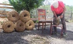Doğadan topluyor, türkülerle örüyor: 45 yıllık usta dikenli sarmaşıktan balık sepeti örüyor