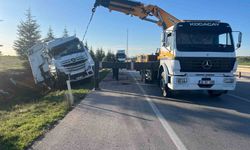 Ev eşyası yüklü tır şarampole devrildi