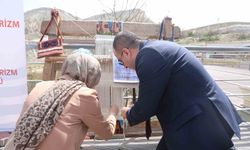 Kapadokya'da turistler halı dokuyup çanak yaptı