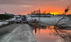Karayazı'da gölet taştı, yol ulaşıma kapatıldı