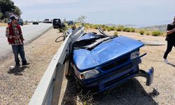 Bodrum'da bariyerlere saplanarak tavanı parçalanan otomobilin sürücüsü yaralandı