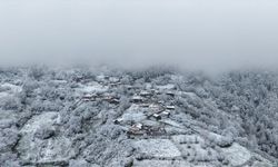 Kastamonu'da baharda yağan kar Ilgaz Dağı'nı beyaza bürüdü