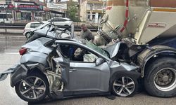 Kocaeli'de zincirleme kazada tır ile tankerin arasında ezilen otomobilin sürücüsü yaralı kurtuldu
