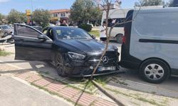 Antalya'da minibüs park halindeki araca çarptı: 4 yaralı