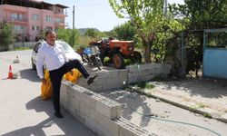 Evine girebilmek için briketlerin üzerinden atlıyor