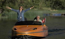 Kendi tasarımı teknesi ile turistlere nilüfer ve doğa gezisi sunuyor