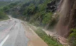 Trabzon-Bayburt karayolunda ulaşıma sel engeli