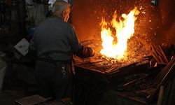 70 yıllık demirci ustası yetiştirdiği çıraklarla mesleğini geleceğe taşıyor