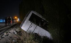 Başkentte servis minibüsü ile otomobilin çarpıştığı kazada 8 kişi yaralandı