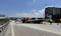 Bursa'da 3 araca ve bariyere çarpan kamyonun sürücüsü öldü