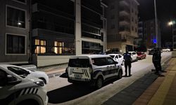 Çorum'da camlarını kırdıkları eve giren şüpheliler kameralara yakalandı