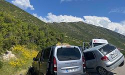 Isparta'da iki otomobilin çarpıştığı kazada 2 kişi öldü, 4 kişi yaralandı