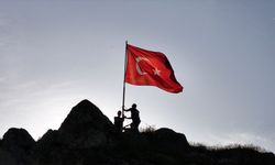 Sivas'ta yıpranan Türk bayrağı 2 saatlik tırmanışın ardından değiştirildi