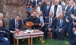 Bakan Tekin Bursa'da çınar altında türkü söyledi, Anadolu peynirlerini tattı