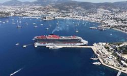 Dev kruvaziyer Scarlet Lady Bodrum'a yanaştı