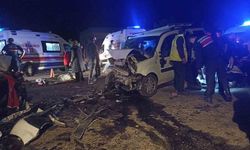 Sivas'ta iki araç kafa kafaya çarpıştı: 1 ölü, 3'ü ağır 7 yaralı