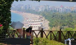 Antalya'da yüksek nem ve sıcaktan bunalanlar sahilleri doldurdu