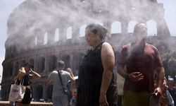 Roma'da turistler ve yerel halk aşırı sıcağa rağmen hayatlarını sürdürmeye çalışıyor