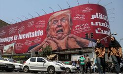 Tahran'da merkezi bir noktaya Trump'ı hedef alan 'intikam' içerikli dev afiş asıldı