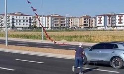 Batmanlı işçi yerdeki Türk bayrağını alıp, boyunun yettiği en yüksek noktaya astı