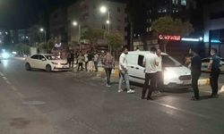Kaza yapan araçlar polis memurunu ezdi