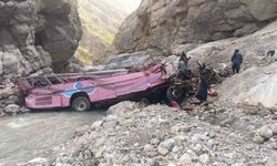 Pakistan'da yolcu otobüsü dev çukura uçtu: 40 ölü