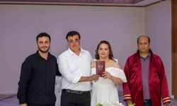 Sessiz dünyalarında aşkı buldular, işaret diliyle 'evet' dediler