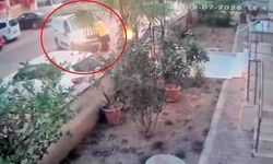 Tartıştığı kişinin üzerine aracı sürüp kapıya sıkıştırdı: O anlar kameraya yansıdı