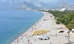 Hava sıcaklığının 38 dereceye ulaştığı Antalya'nın sahillerinde yoğunluk yaşandı