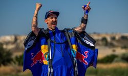 Avusturyalı wingsuit sporcusu Waltenspiel, Kapadokya'da balonlar arasında uçtu