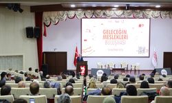 'Bilim Kafe' etkinliklerinde üniversite tercihi yapacak gençlere geleceğin meslekleri anlatılıyor