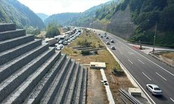 Bolu Dağı Tüneli'nde araç yangını nedeniyle Ankara istikametinde ulaşım sağlanamıyor