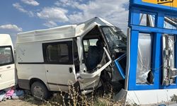 Elazığ'da minibüs ile hafif ticari aracın çarpıştığı kazada 7 kişi yaralandı