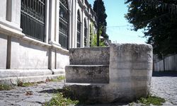 İstanbul'un tarihi yapıları arasında saklı kalan binek taşları