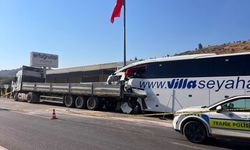 Muğla'da yolcu otobüsü ile tırın çarpıştığı kazada 2 kişi öldü, 18 kişi yaralandı