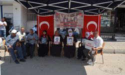 Muş'ta evlatlarına kavuşmak isteyen aileler DEM Parti önündeki eylemlerini sürdürdü