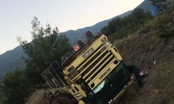 Sinop'ta devrilen kamyondaki 2 kişi yaralandı