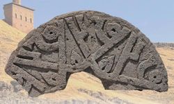 Ani Ören Yeri'nde 'Hz. Muhammed' isminin 6 kez yer aldığı Selçuklu taşı Ahlat'ta sergilenecek