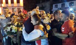 Dünya şampiyonu olan genç güreşçi Özdenur'a yaşadığı ilçede coşkulu karşılama