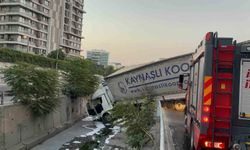 Esenler'de tır yol kenarındaki dereye uçtu: 1 yaralı