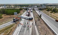 Meyve yüklü tır devrildi, Avrupa Otoyolu saatlerce ulaşıma kapandı