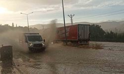 Sivas'ta sağanak yolları göle çevirdi, sürücüler zor anlar yaşadı