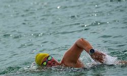 Türk ultramaraton yüzücüsü Melisa Uluarslan, Kuzey Kanalı'nı geçti