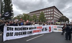 Almanya'da on binlerce öğrenci askerlik hizmeti yasasını ve zorunlu askerliği protesto etti