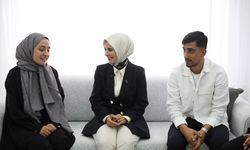 Bakan Göktaş, evlilik kredisinden yararlanan yeni evli çiftin ilk misafiri oldu